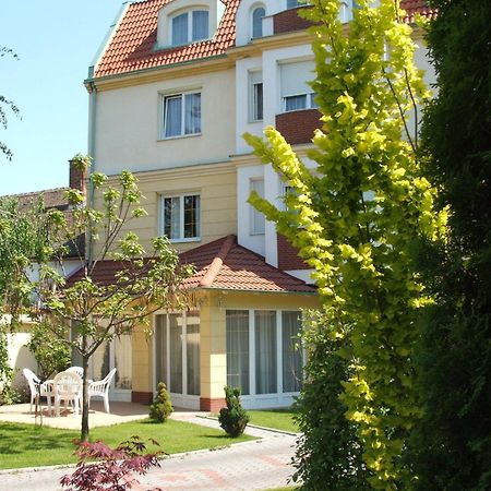 Korona Panzio Bed & Breakfast Debrecen Exterior photo