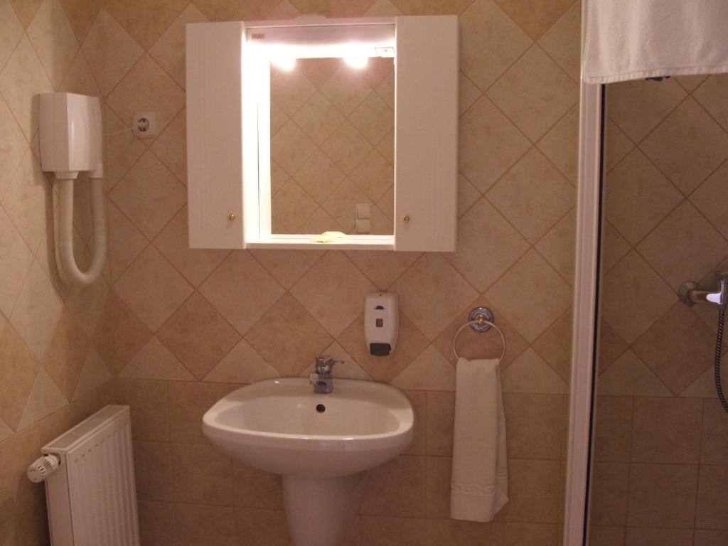 Korona Panzio Bed & Breakfast Debrecen Room photo